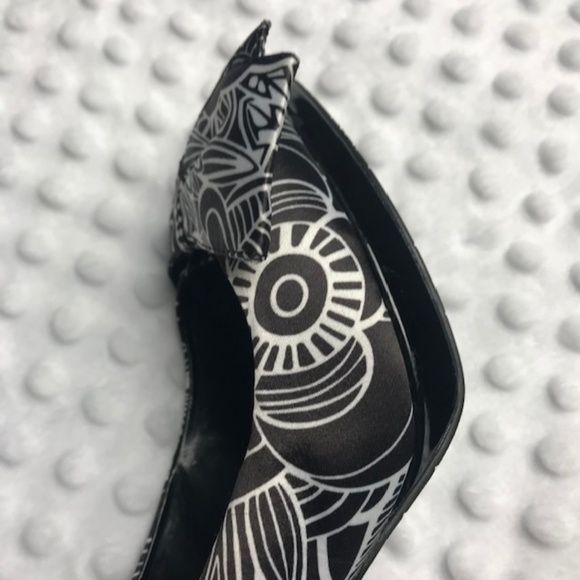 NWOB Unisa Black and White 4in heels, Size 8.5M - Picture 6 of 8